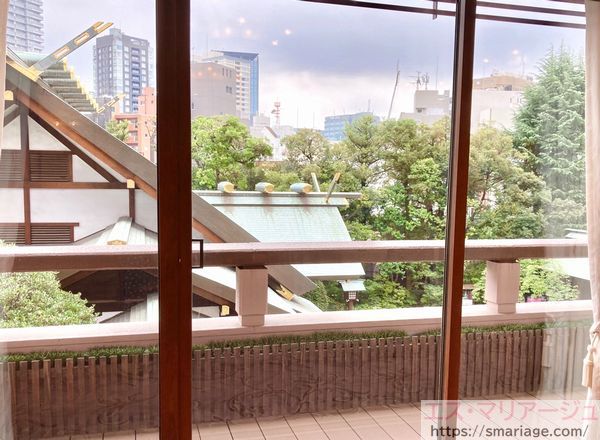 窓から見える東京大神宮